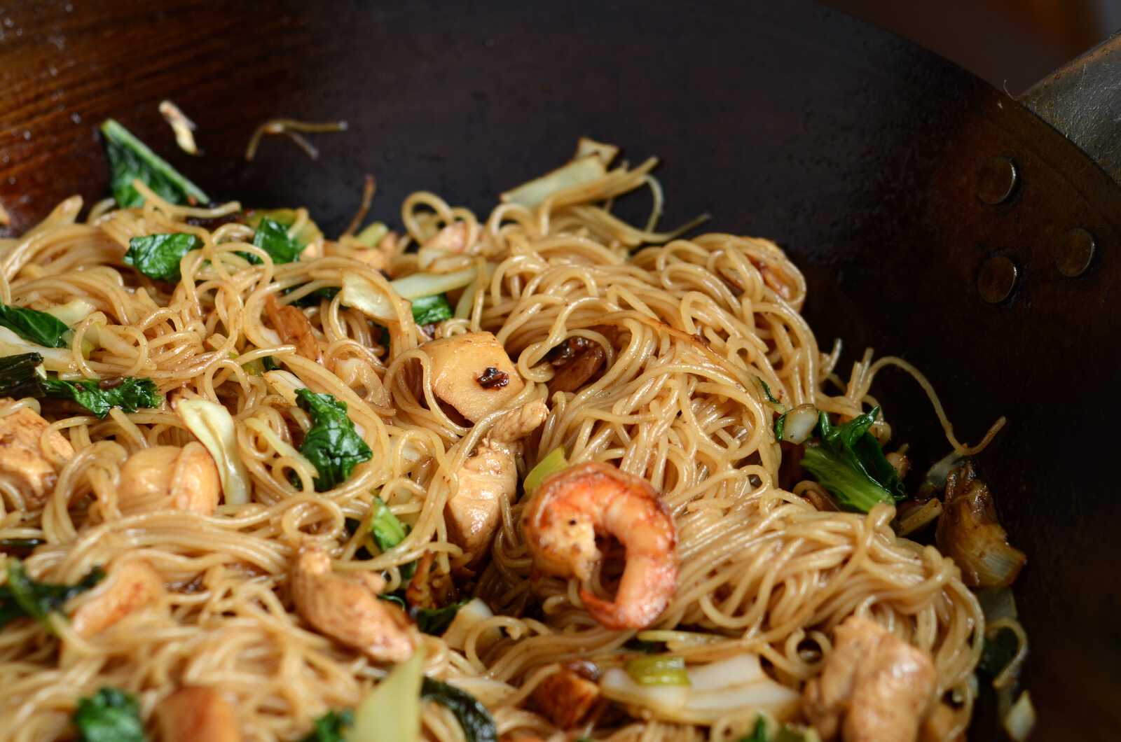 Wok de vermicelles de riz sautées aux petits légumes et poulet