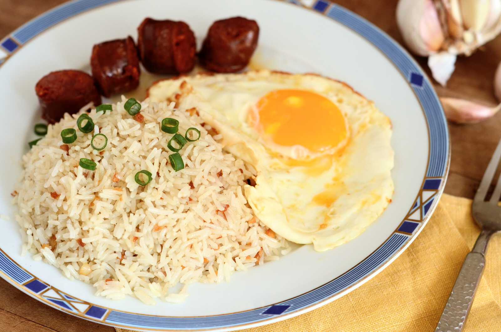 Sinangag - Riz sauté à l'ail, un basique des Philippines (recette  authentique)