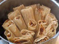 Illustration de la recette de Tamales rojos de pollo