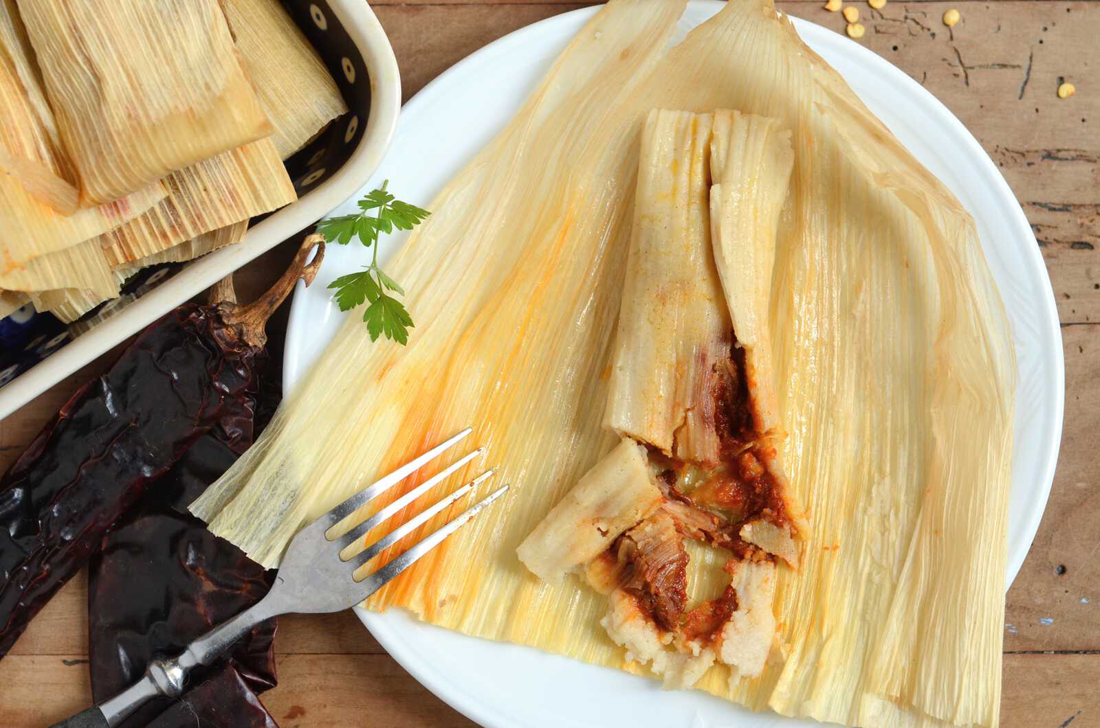 Tamales rojos de pollo