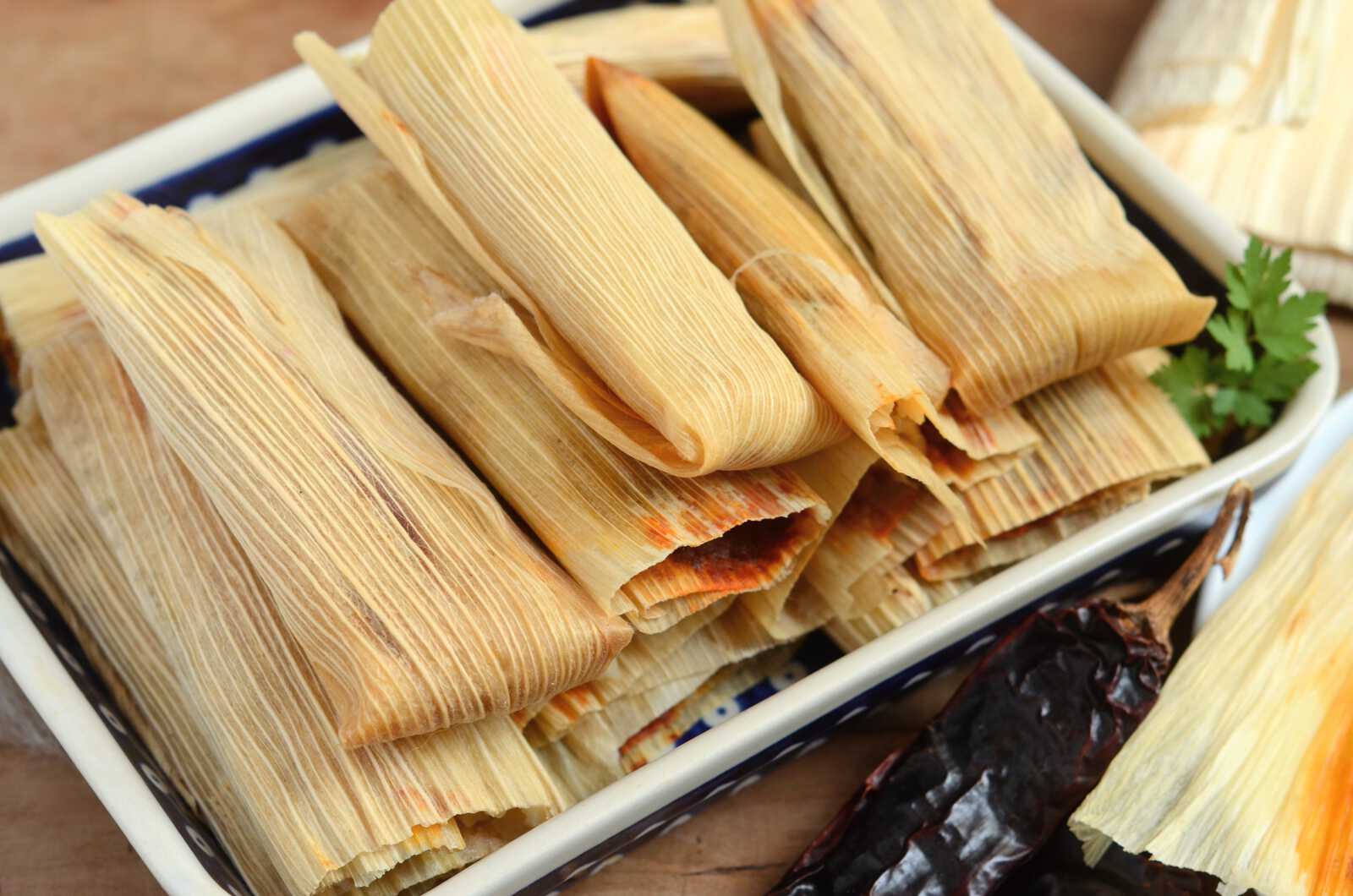 Tamales rojos de pollo